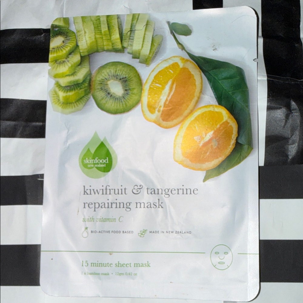 New Zealand Kiwifruit & Tangerine Repairing Mask